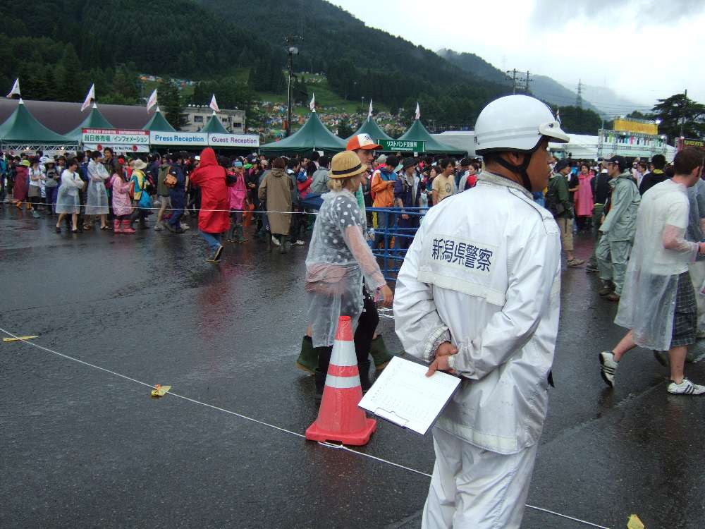 警察官がいるとダフ屋が活動停止するのでずっといた方がよい。