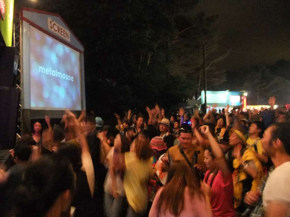 岩盤スクエアで踊る人。