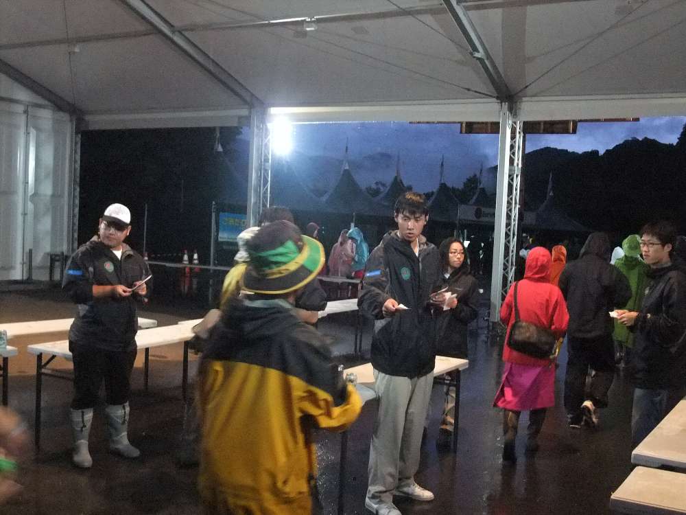 抽選券を渡す人、もらう人。