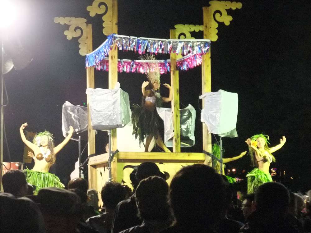 昨年から登場した前夜祭の花火前のフラダンス。