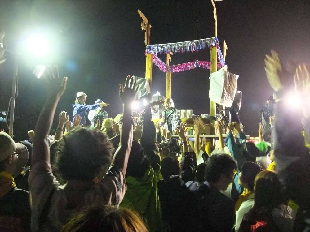 早食い競争は花火が終わってから、レッドマーキーでライブをやっている最中に行われます。早食い競争に名乗りを上げる人の手。