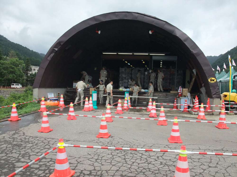 通路を区切っているのは名前の頭文字で区切っているため。