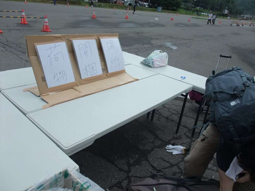 荷物開梱場所という机。はさみも用意されています。ごみも回収するというサービスの良さ。