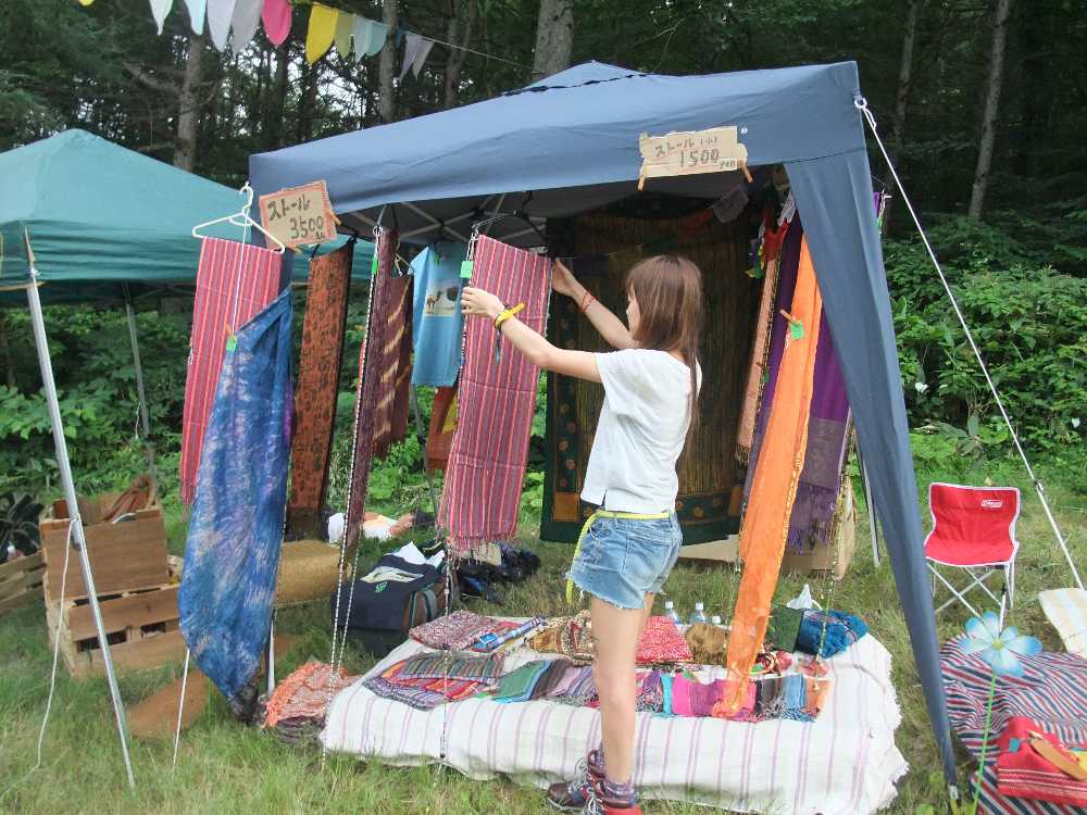 ストール大3500円、小1500円。