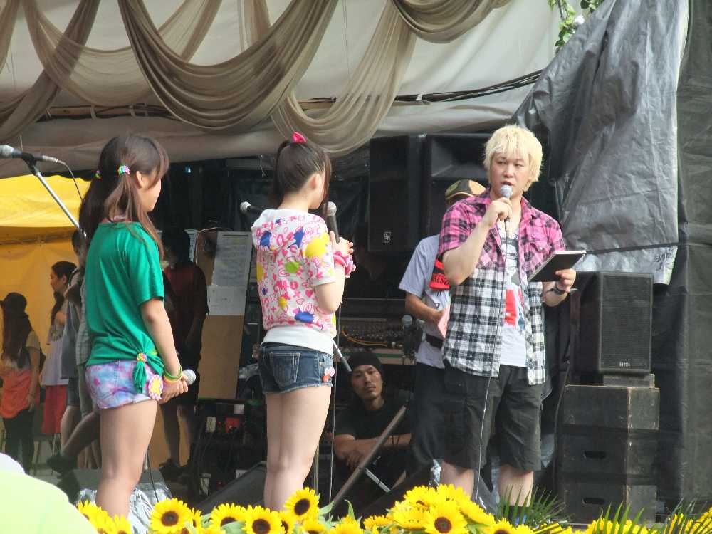 右は社会学研究者の津田大介。左はアイドル。