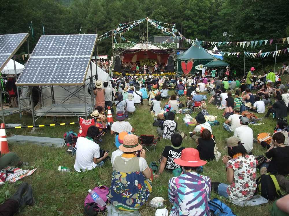 左はソーラーパネル。