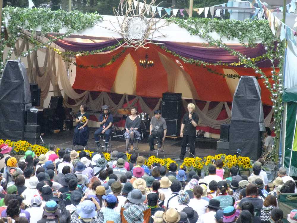 津田大介と巻上公一らによるトーク。