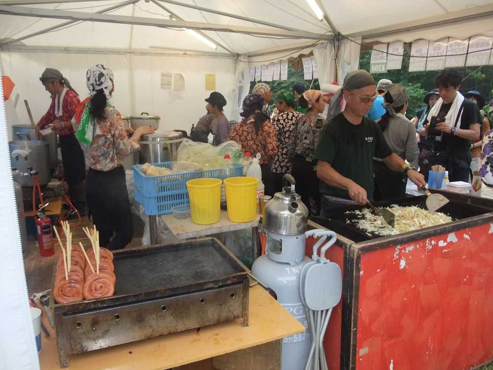 左はぐるぐるウインナー、右は富士宮焼きそば。