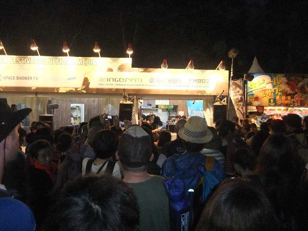 ザ・ハートブレイクス出演中。