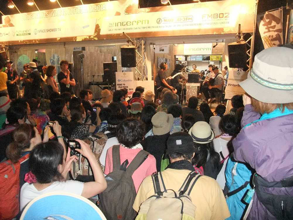 前の方から徐々に座っていく。