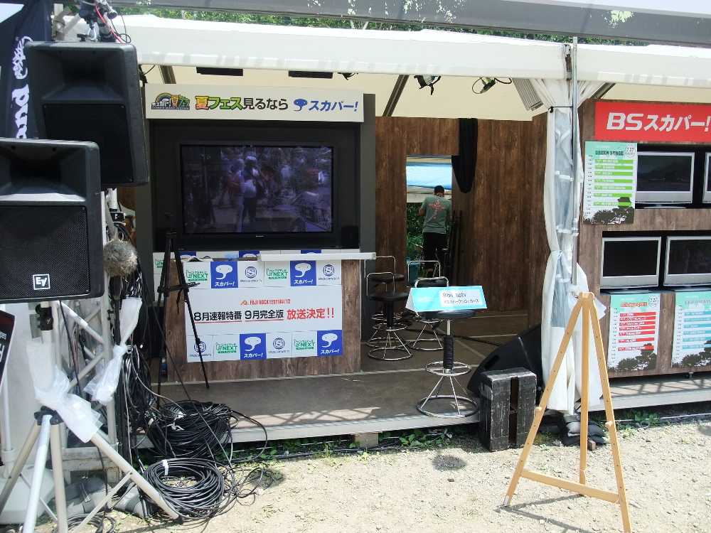 ステージを現場中継しているモニター。