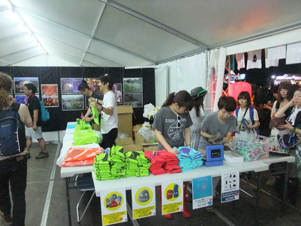 Tシャツ、タオル売り場。