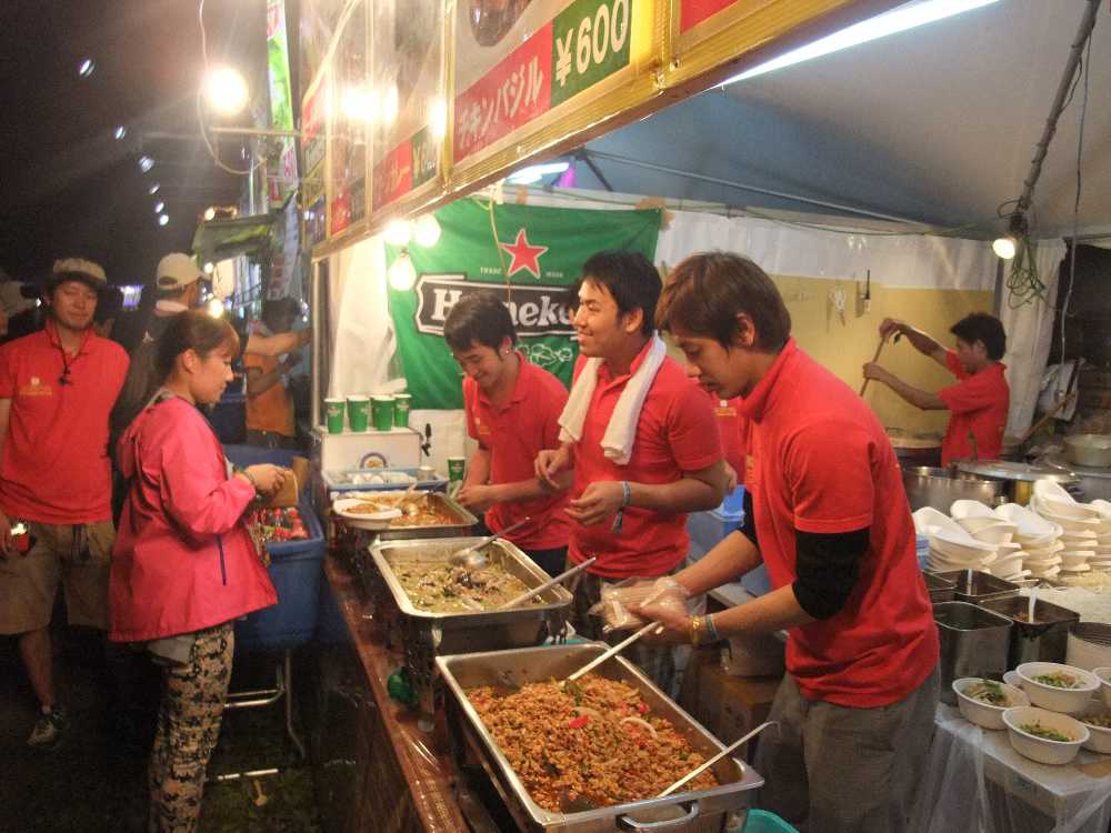 目の前で盛りつける。