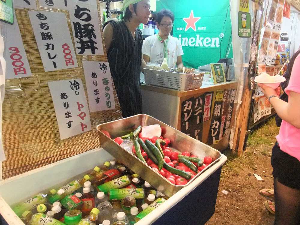 キュウリとトマトが生で買える。