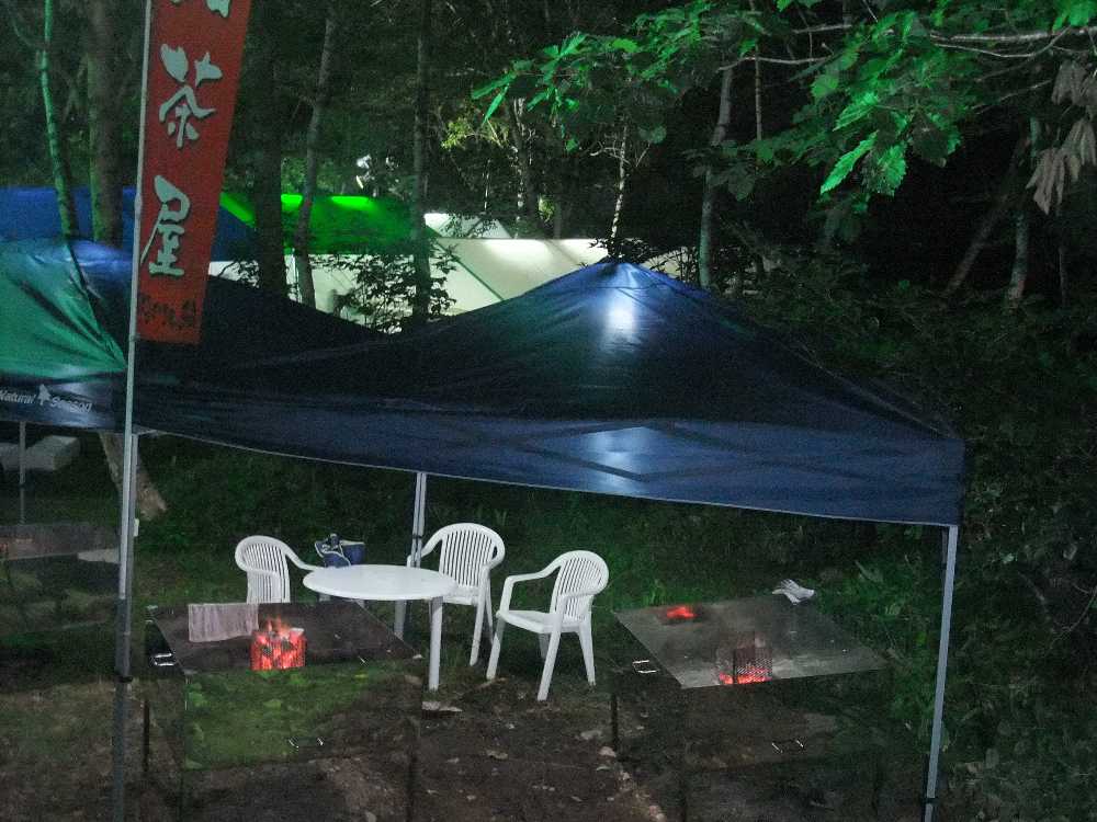 炭火で鮎をやく場所。