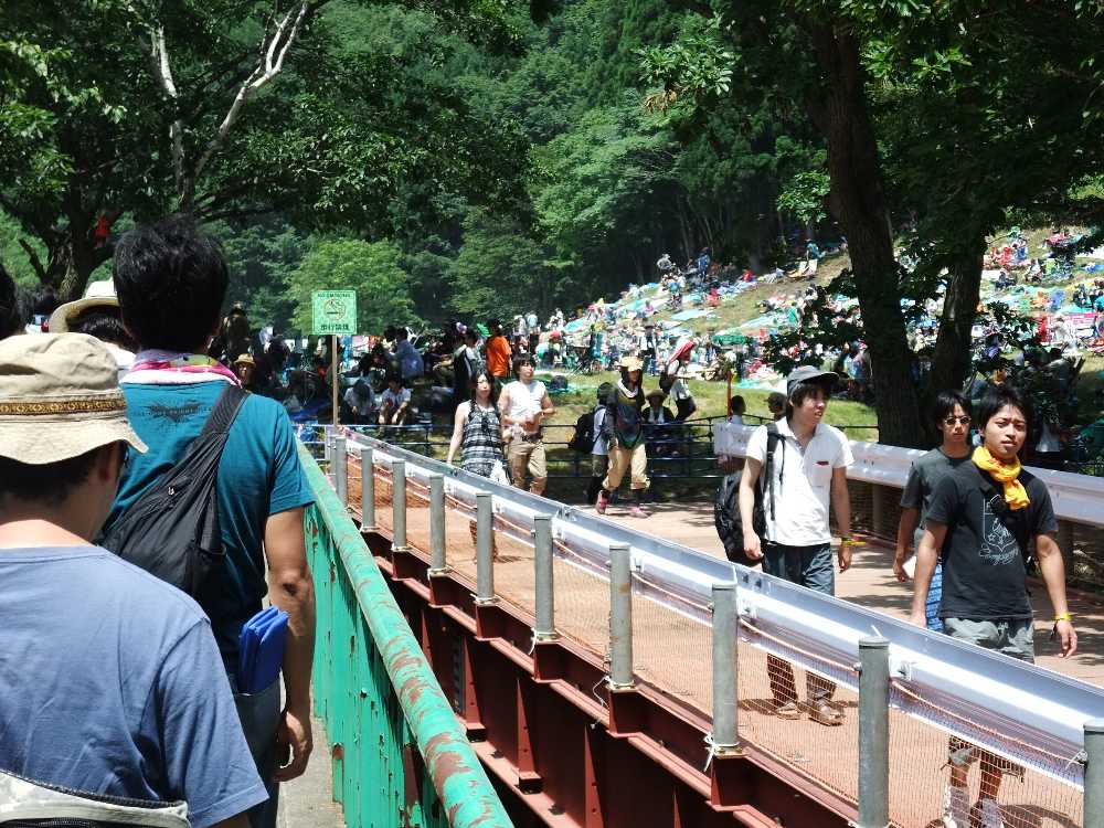 オアシスエリアとグリーンステージの間の橋が仮設橋B。