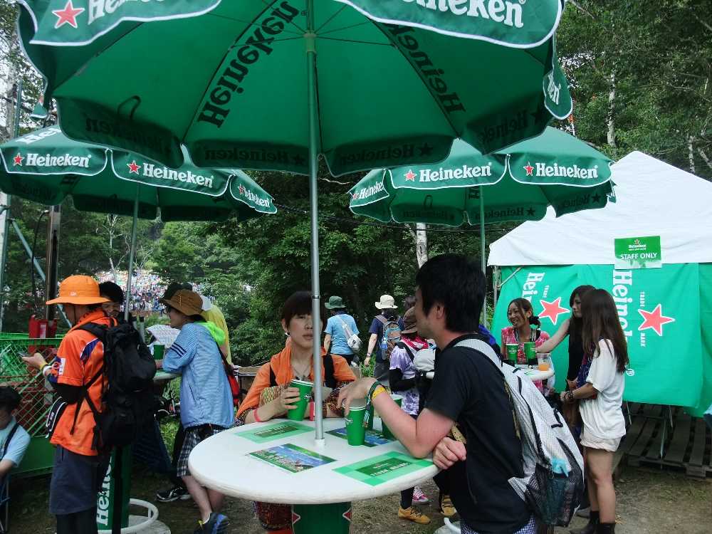 ハイネケン横のテーブル。