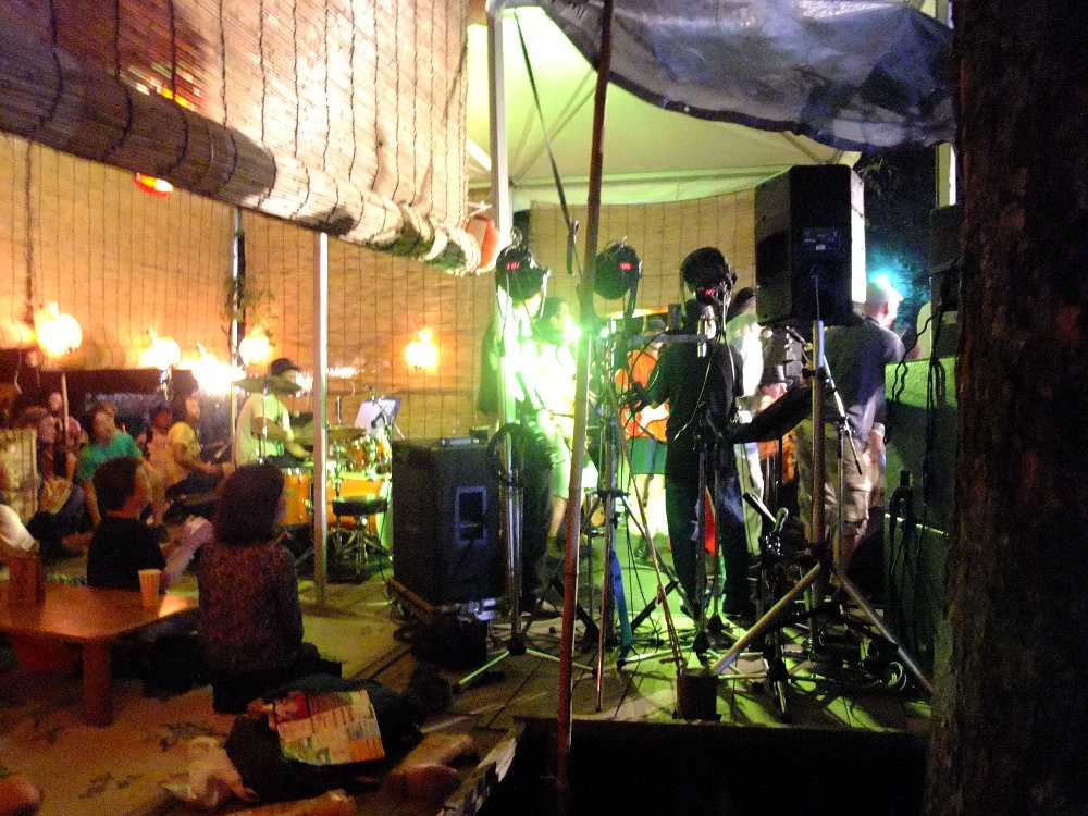 ステージの横から。