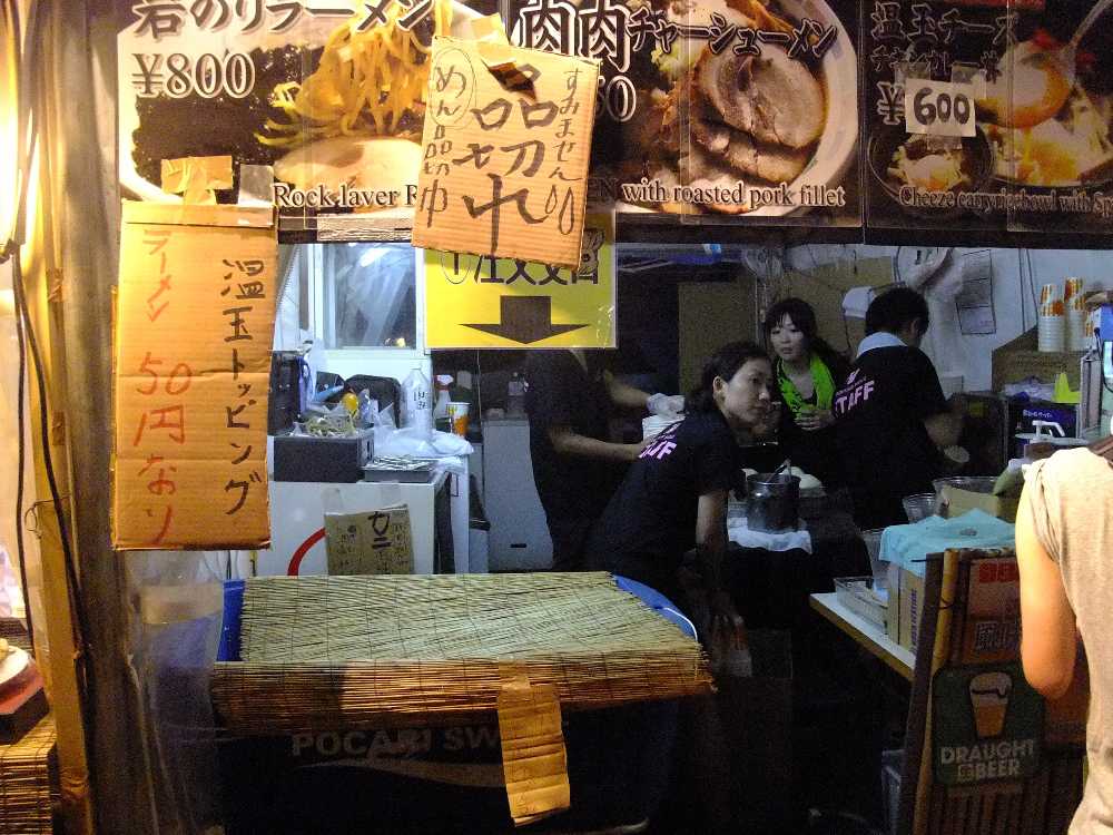 人が多く、材料切れの店もあった。