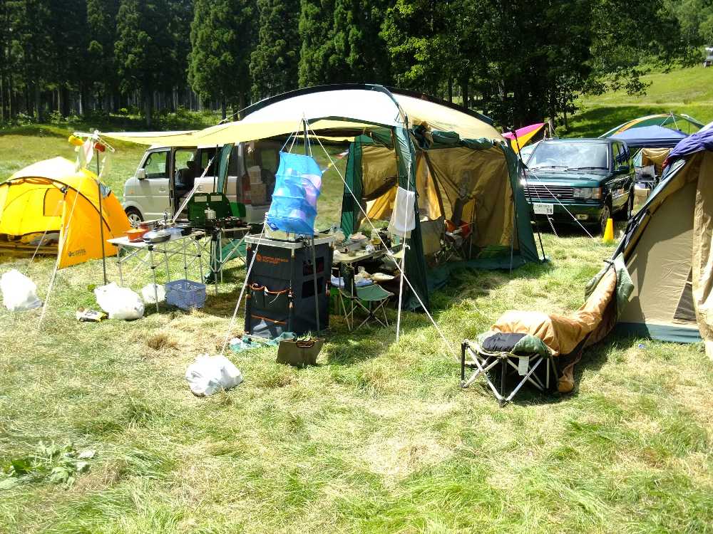 車で持ち運べるのでテントが大型だ。
