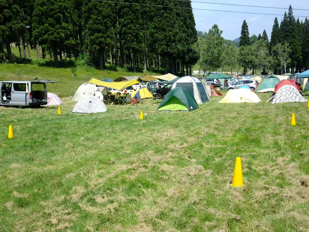 オートキャンプでテントを張るメリットは広いことと平らなことか。