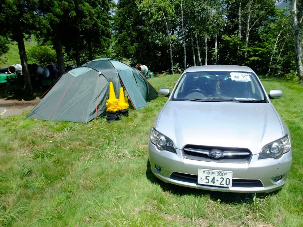 管理者と思われる車とテント。