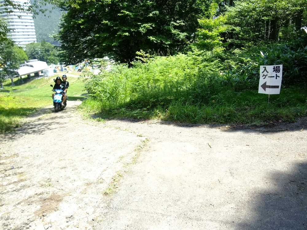裏方はバイクで二人乗りで上がる。