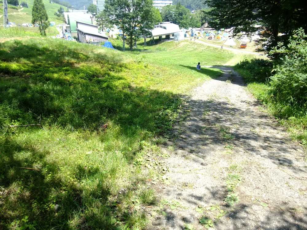 ピラミッドガーデンからオートキャンプへの導線。かなり急な坂。