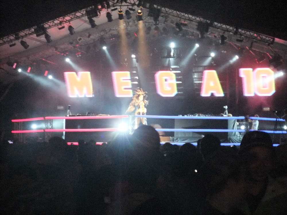 中央にいるのはブライアン・バートンルイス。