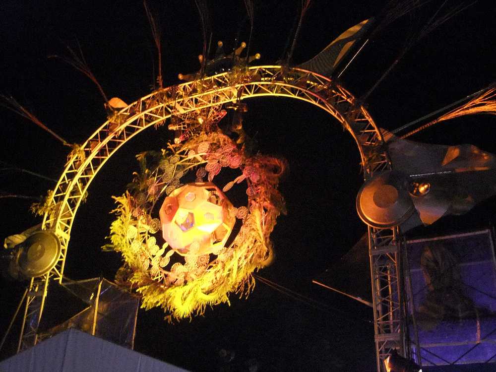 調整卓上の巨大オブジェ。