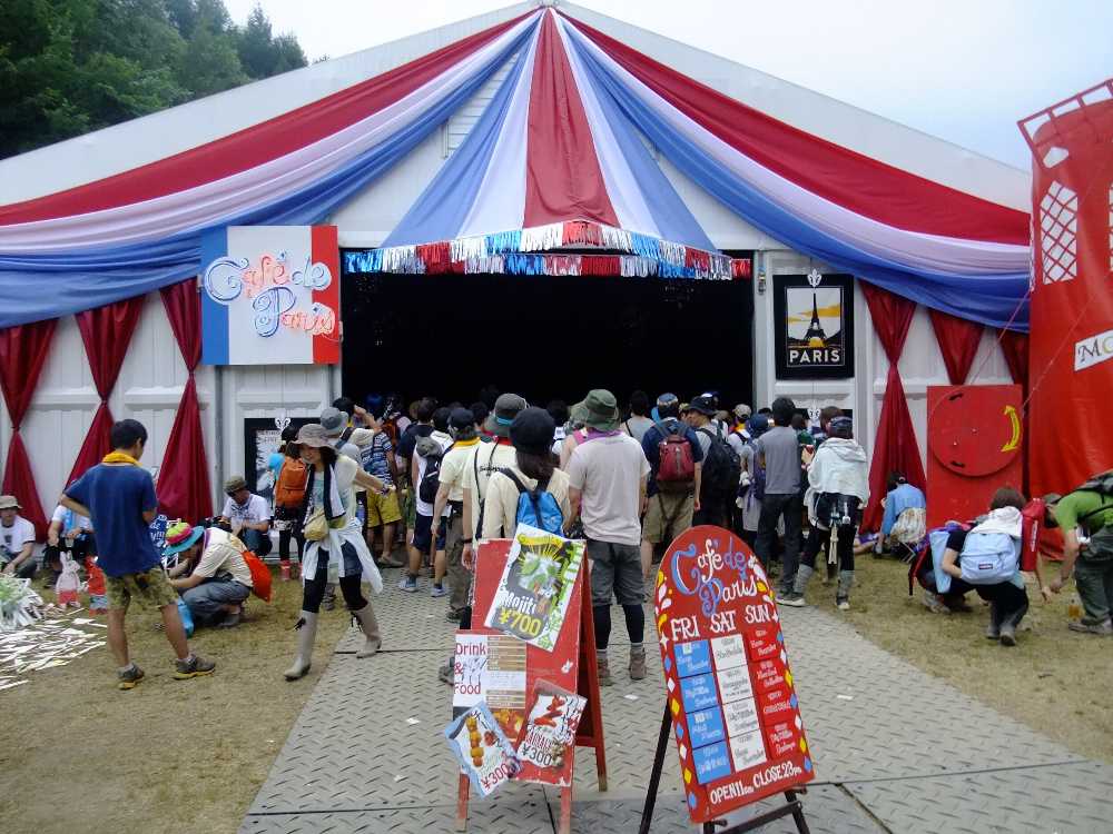 ストーンド・サークル奥にあるカフェ・ド・パリ。