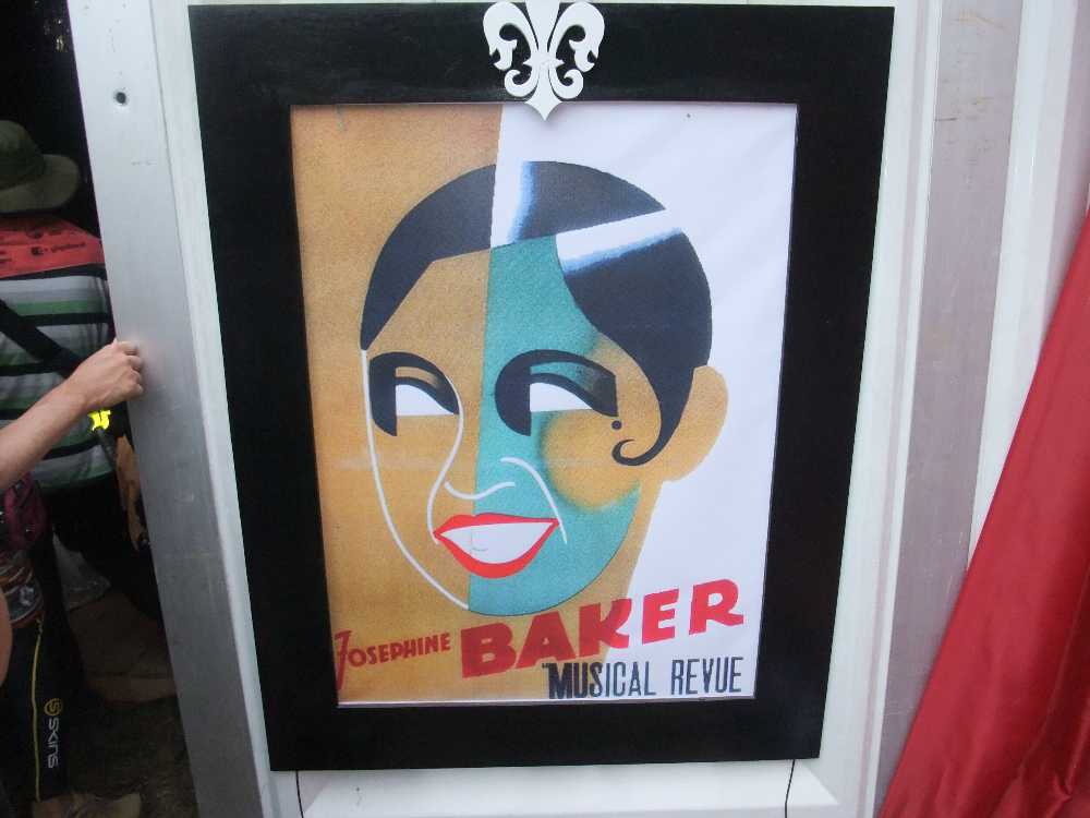 ジョセフィン・ベーカーは1920年代から30年代にパリで活躍したアフリカ系アメリカ人女性ダンサー。アフリカ系文化に疎いアメリカ、ヨーロッパのインテリ層に絶賛された。そのころのパリは世界の文化的中心都市であり、カフェ・ド・パリもそのころのパリを意識した演出になっている。