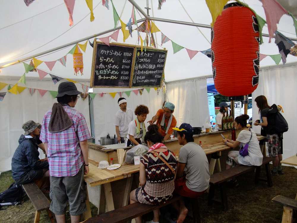 カフェ・ド・パリの隣はラーメン屋。