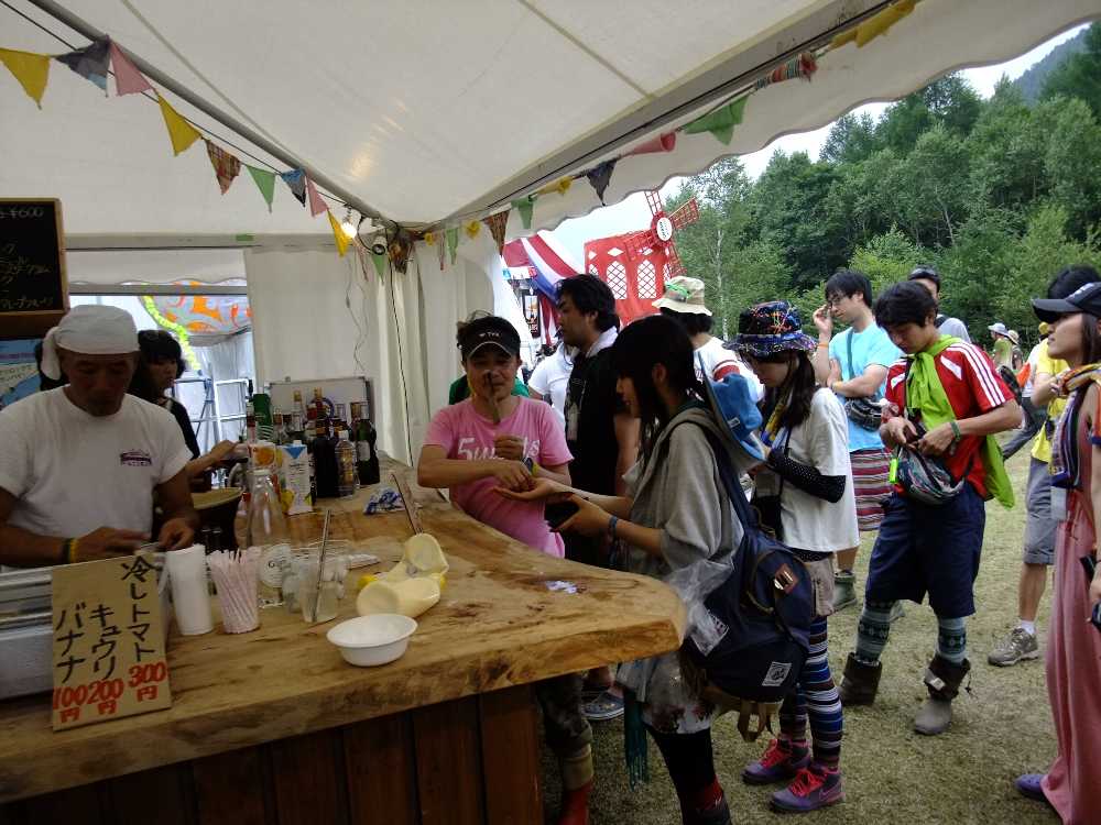 トマト、キュウリ、バナナがある。