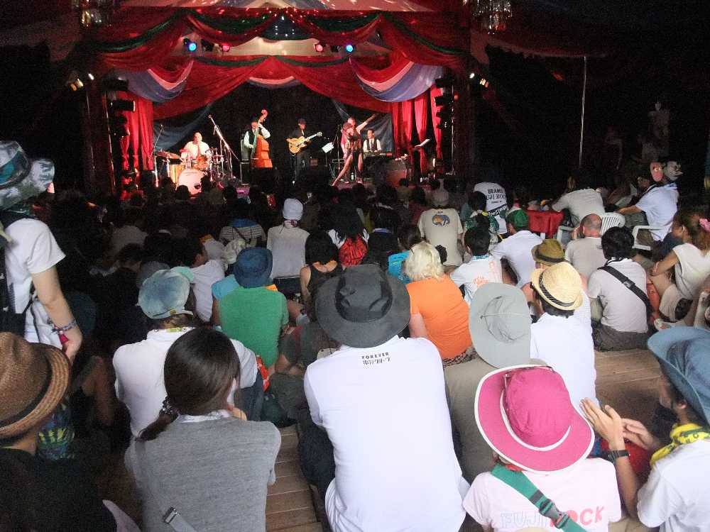 前方は座っている。