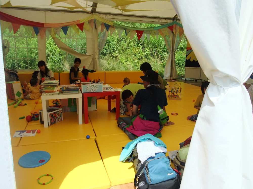 暑いのでベビールームも開放されていた。