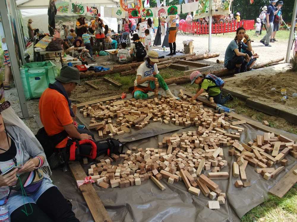 木のブロックの遊び場。