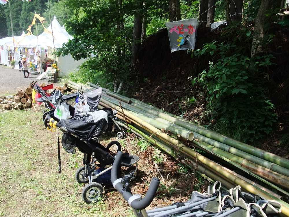 キッズの森の前のベビーカー。
