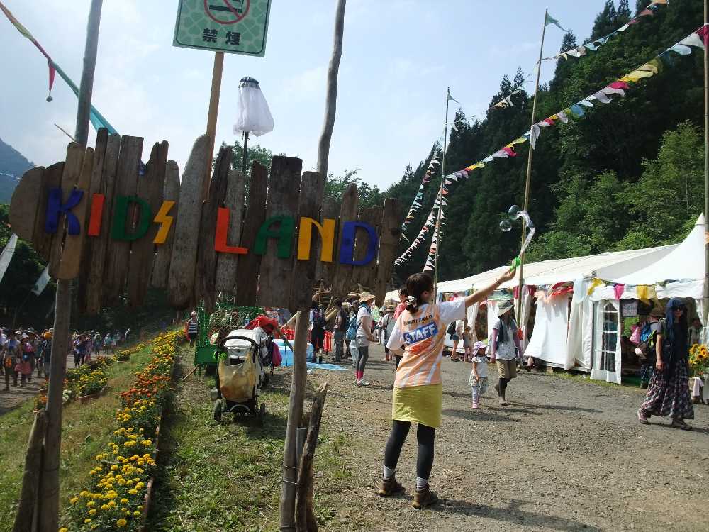 キッズランド。シャボン玉を飛ばす人。