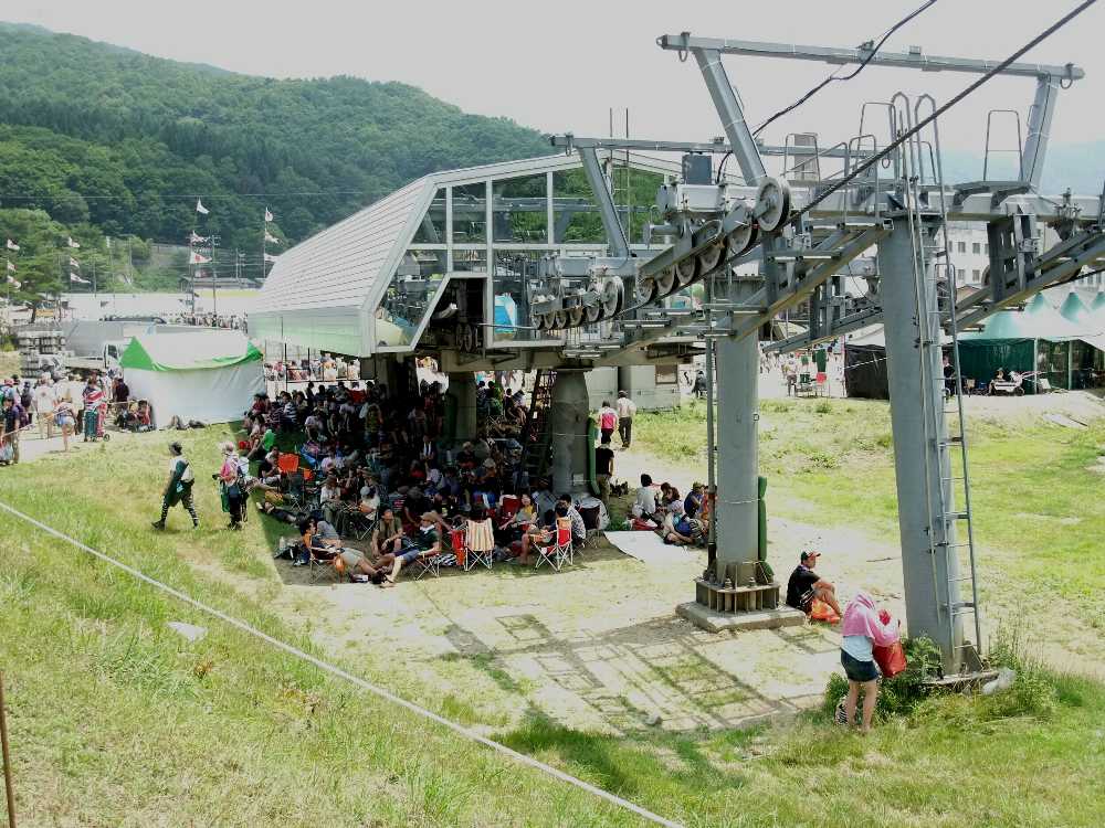 日陰に集まった人たち。