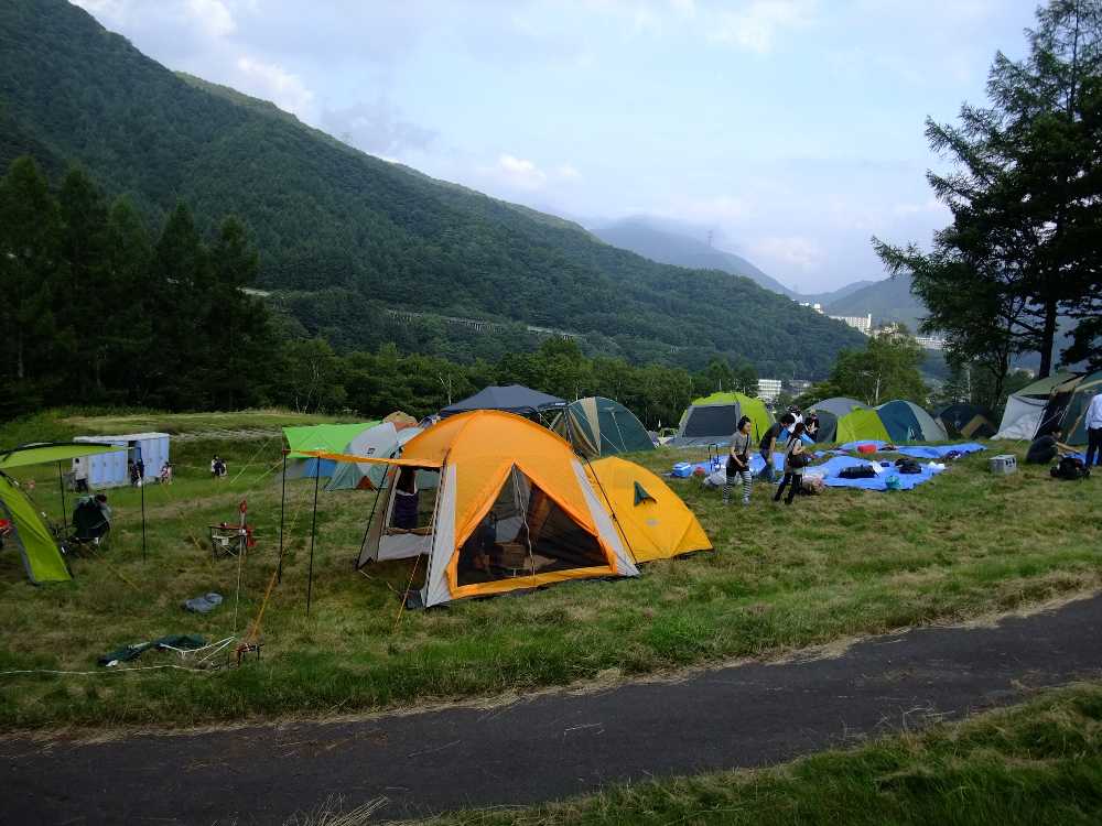 奥にトイレが見える。