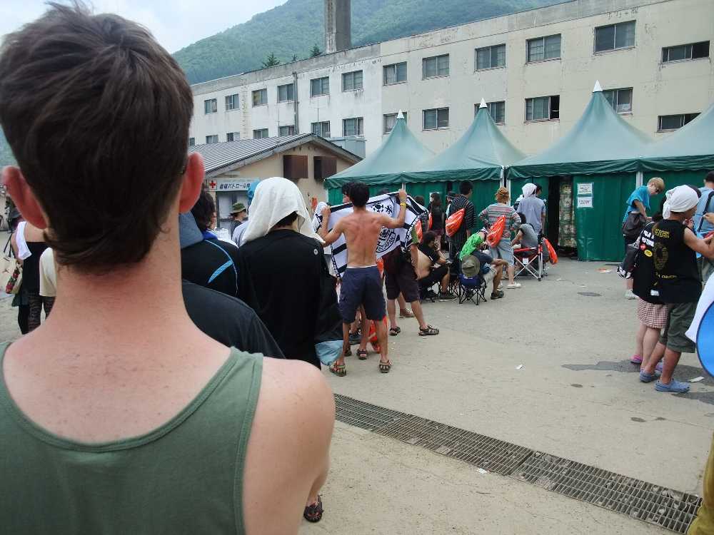 シャワーの行列。それほど待たなくても（1時間くらいで）入れる。