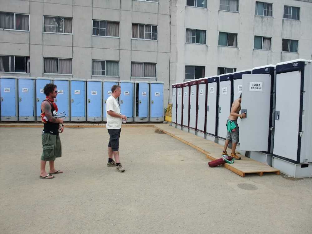 外国人だけは右側のトイレに行列をつくる。