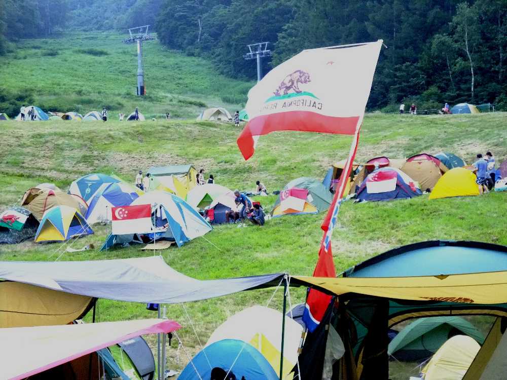 奥にシンガポールの国旗が3つある。