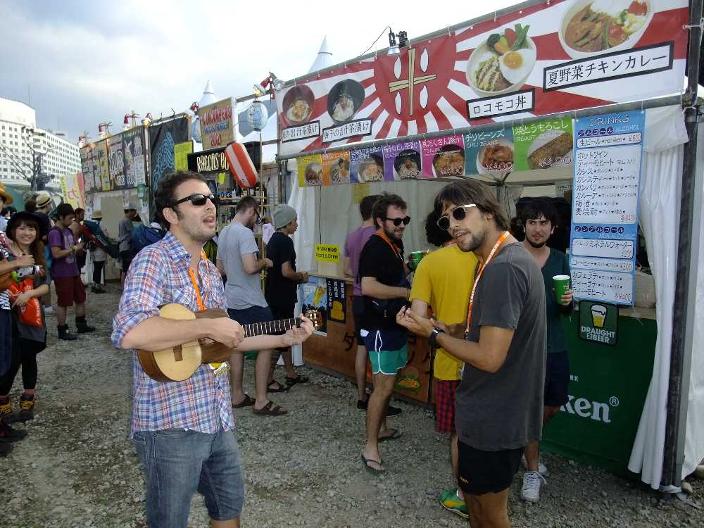 ずっと歌っている中南米系の人。