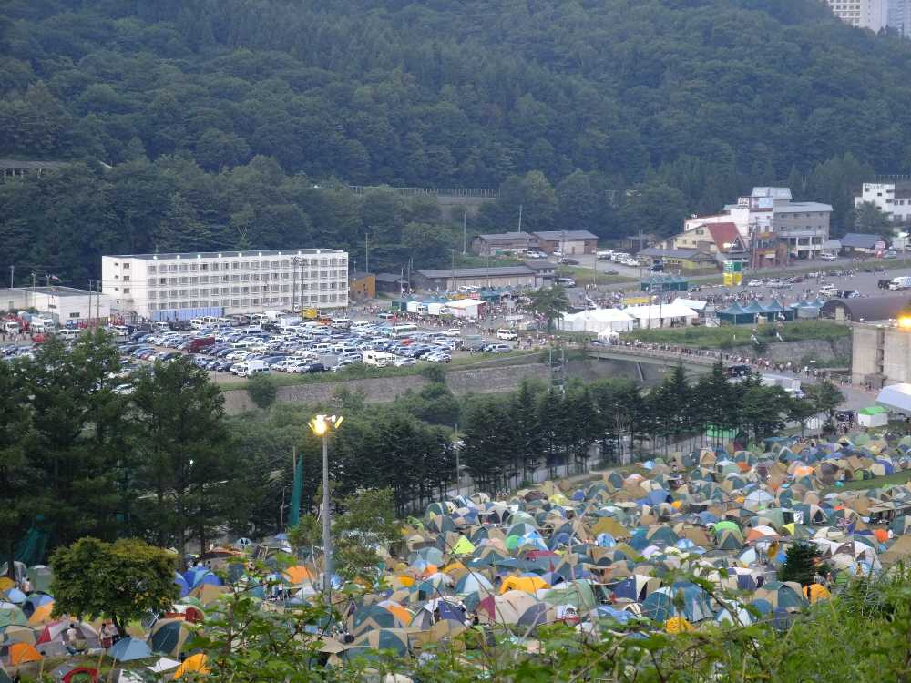 キャンプサイト前とHサイトの標高差は約100メートル。