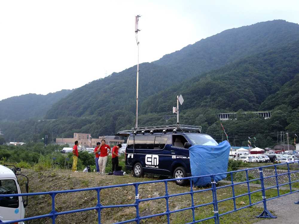 イーモバイルの移動基地局か。