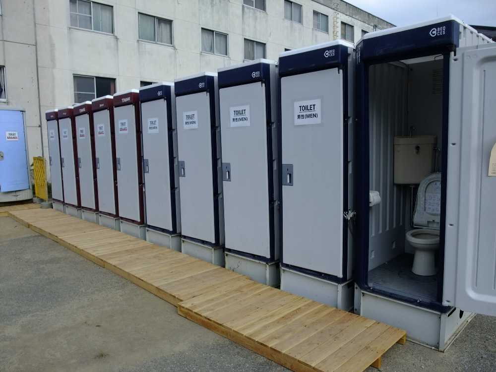 仮設トイレ。