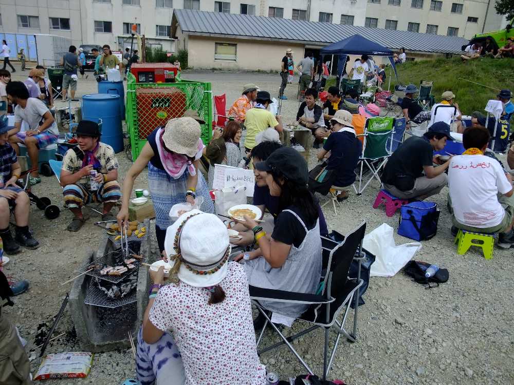 キャンプサイト前ではバーベキューができる。