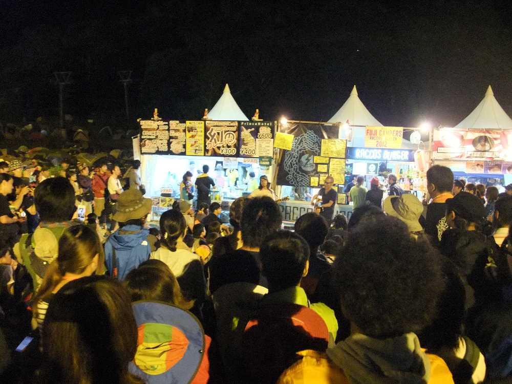 アジアン・カンフー・ジェネレーションの後藤正文の無料アコースティックライブ。土曜の夜、1時過ぎ。